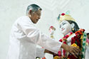 Pujya Deepakbhai offering a Garland to Lord Shri Krishna